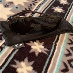 Women’s Outpace Oakley sunglasses